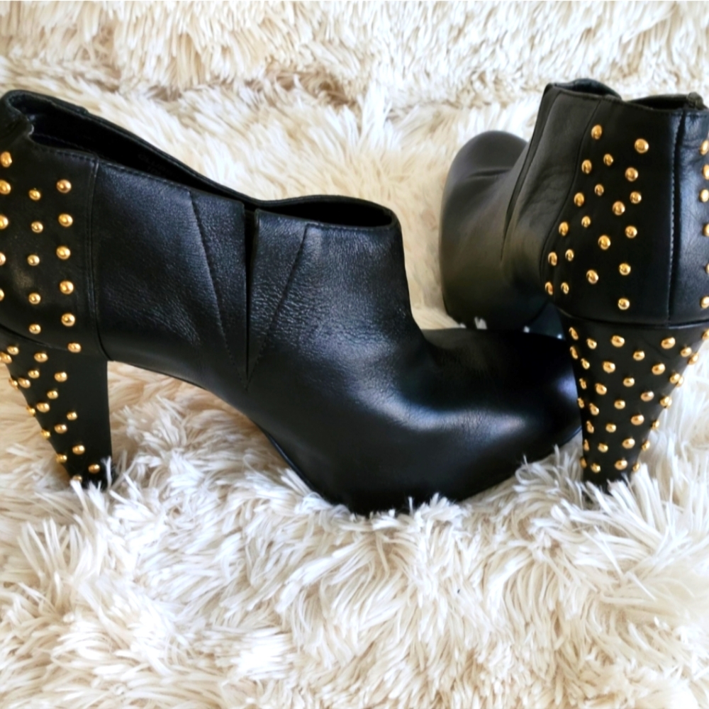 Steve Madden Black Clubbin Bootie w/Gold Studded Heels size 10M